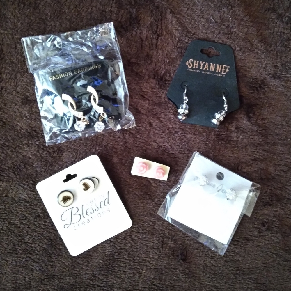 5 pairs of earrings